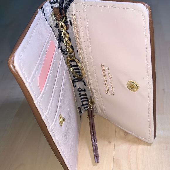 JUICY COUTURE PETAL STATUS Word on the Street Compact Wallet - Picture 4 of 4
